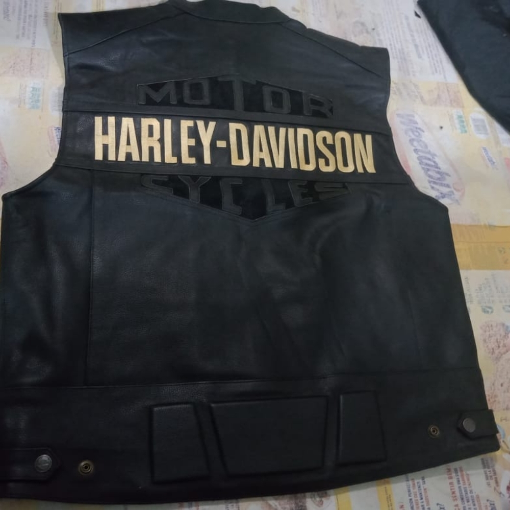 Men's Leather Vest - Picture 4 of 4